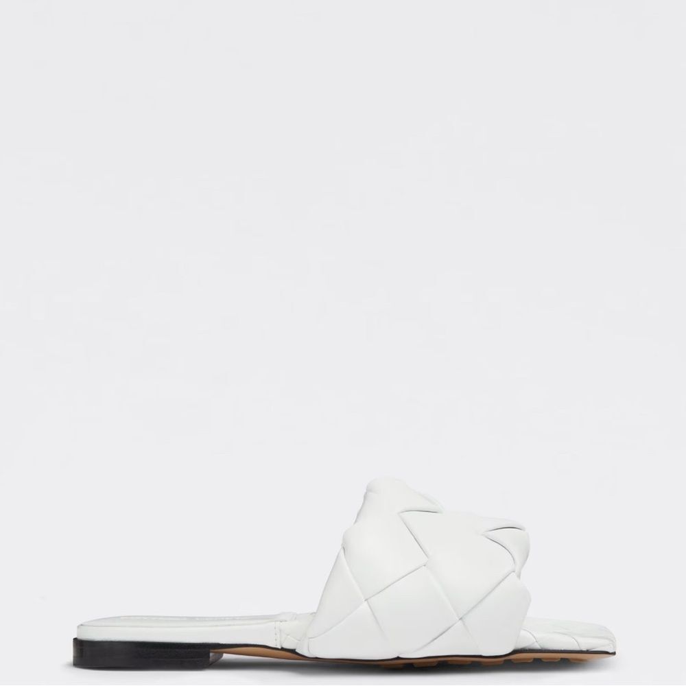 Bottega Veneta Lido flat slides in white - Picture 2 of 15